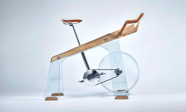 Vélo d’appartement design en verre et en bois