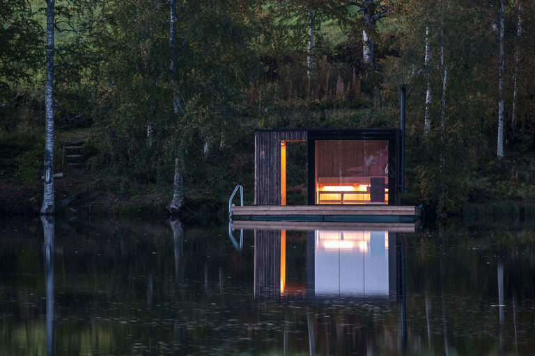Sauna contemporain installé sur un lac